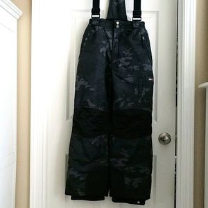 Youth L grey and black camo-print ski pants